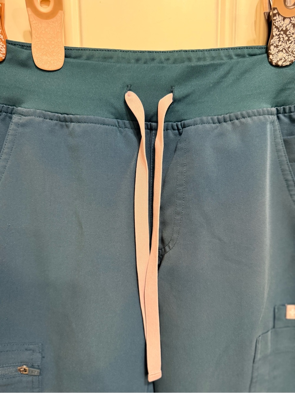 FIGS Yola Skinny Scrub Pants - Picture 8 of 9